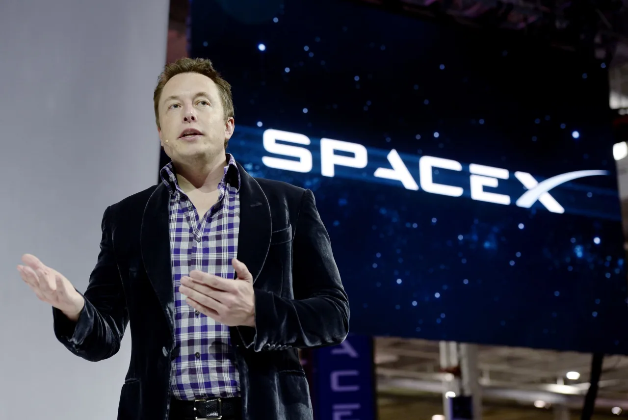 Elon Musk presenting at SpaceX — leadership behind the SPCX listing narrative